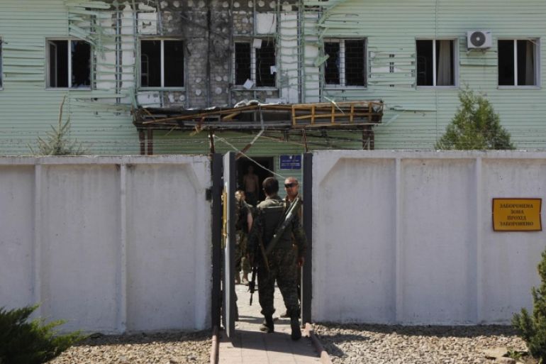 Ukrainian border guards gather near the headquarters of a local Ukrainian frontier guard detached unit, which according to Ukrainian servicemen, was attacked by weapons fired from the territory of Russia, in the town of Milove, Luhansk Region August 8, 2014. REUTERS/Valentyn Ogirenko (UKRAINE - Tags: MILITARY CONFLICT CIVIL UNREST)