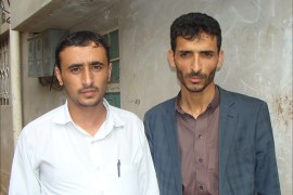 الصحفي يوسف حازب وعلى يساره زميله يوسف القحمي الذين اعتقلا من الحوثيين في عمران