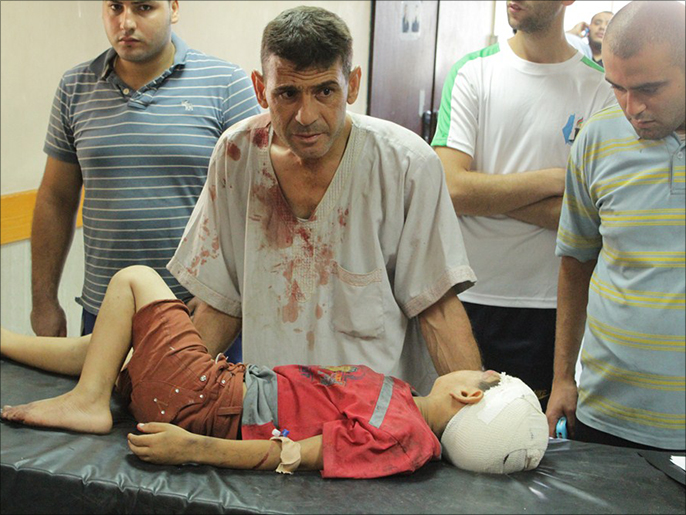 طفل مصاب في إحدى الغارات التي شنتها إسرائيل على قطاع غزة (الجزيرة)
