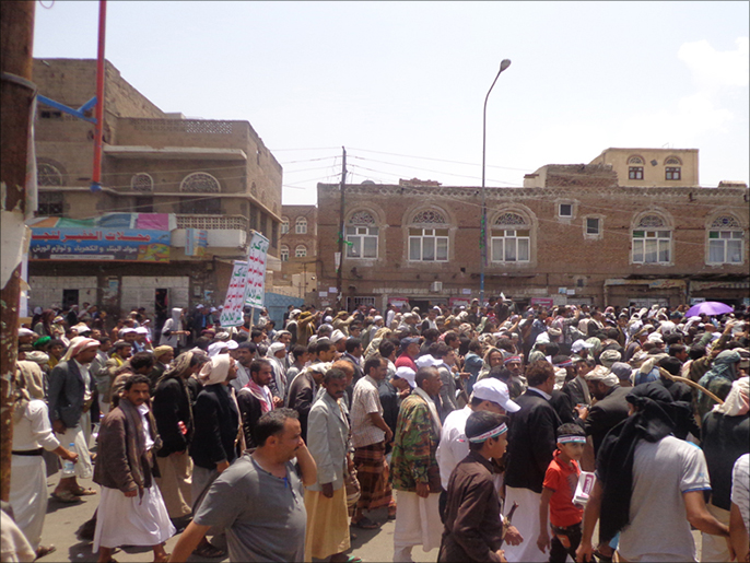 ‪الحوثيون يحاولون كسب المواطنين بالمطالبة بإلغاء رفع الدعم عن المحروقات‬ (الجزيرة)