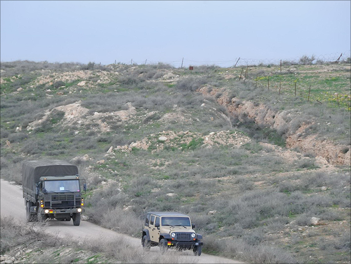 ‪سيارات عسكرية أردنية على الحدود مع سوريا‬ (الجزيرة)