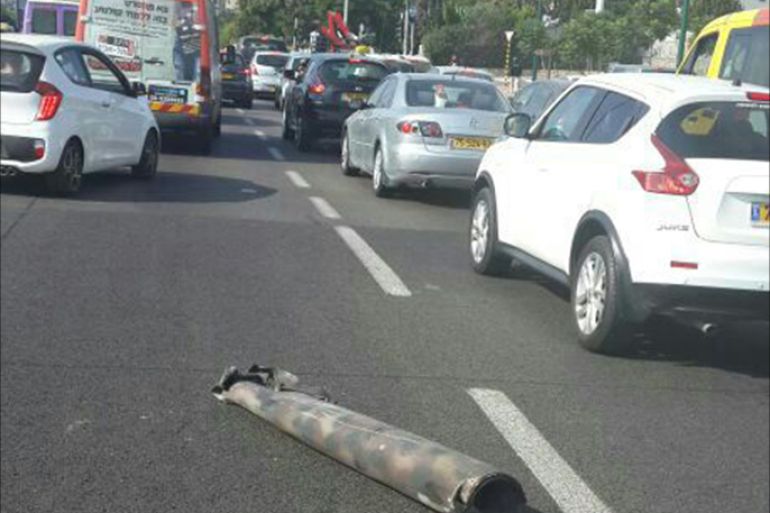 بقايا صاروخ سقط في مدينة الخضيرة الإسرائيلية جنوب حيفا