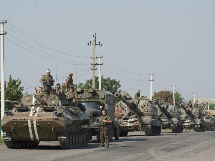 طابور من الآليات العسكرية الأوكرانية بمنطقة دونيتسك التي تشهد معارك (أسوشيتد برس)
