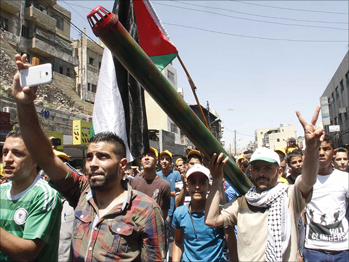 ‪المشاركون في المسيرات أدانوا الموقف العربي الرسمي من العدوان على غزة‬ (الجزيرة)