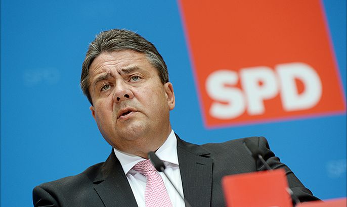 epa04226616 German Minister of Economic Affairs and Energy Sigmar Gabriel holds a press conference at Willy-Brandt-Haus after meetings of SPD committees in Berlin, Germany, 26 May 2014. The board and presidium of the SPD discussed the results of the European elections 2014. EPA/MAURIZIO GAMBARINI