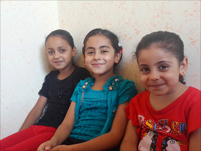 ‪بنات ناصر ارتدين ملابس اشتراها لهن قبل استشهاده بيومين‬ (الجزيرة)