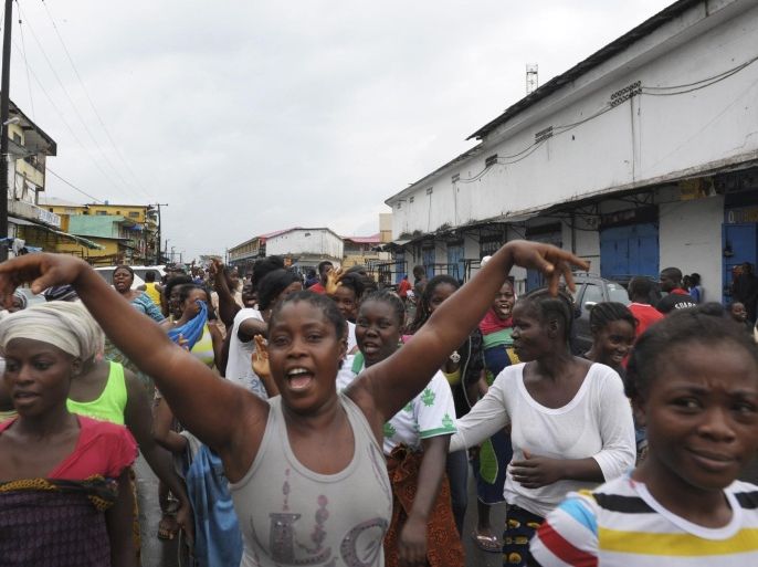 Residents of West Point celebrate the lifting of a quarantine by the Liberian government, in Monrovia August 30, 2014. Crowds sang and danced in the streets of the seaside neighbourhood of West Point in Monrovia on Saturday as the government lifted quarantine measures designed to contain the spread of the deadly Ebola virus. REUTERS/2Tango (LIBERIA - Tags: HEALTH DISASTER POLITICS SOCIETY)