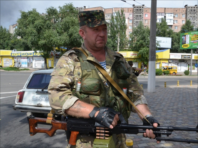 ‪أحد المسلحين الانفصاليين في دونيتسك‬ (الجزيرة نت-أرشيف)