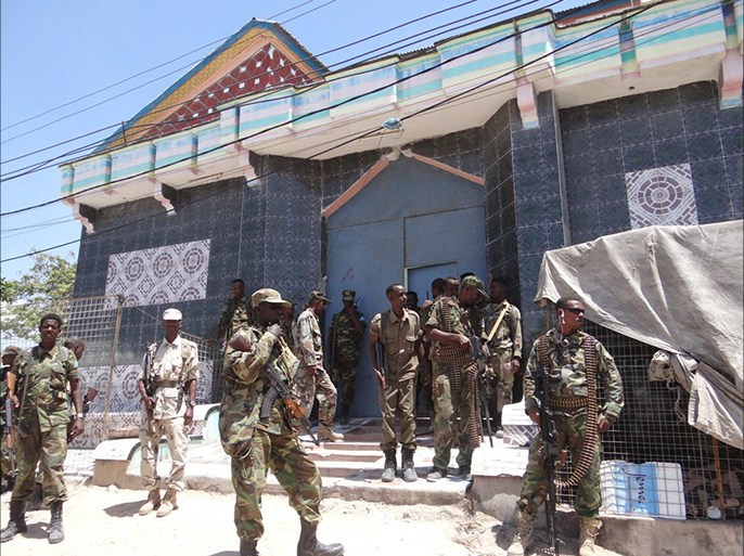 جنود من القوات الحكومية أمام منزل أحمد داعي بعد انتهاء عملية أمنية ضده يوم الجمعة 15 أغسطس 2014