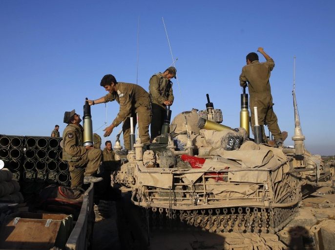 Israeli soldiers load shells on to a tank near the border of southern Gaza Strip August 1, 2014. Israel declared a Gaza ceasefire over on Friday, saying Hamas militants breached the truce soon after it came into effect and apparently captured an Israeli officer while killing two other soldiers. Renewed Israeli shelling killed more than 50 Palestinians and wounded some 220, hospital officials said. Prime Minister Benjamin Netanyahu called his security cabinet into special session and publicly warned Hamas and other militant groups they would "bear the consequences of their actions". REUTERS/Baz Ratner (ISRAEL - Tags: POLITICS CONFLICT MILITARY)