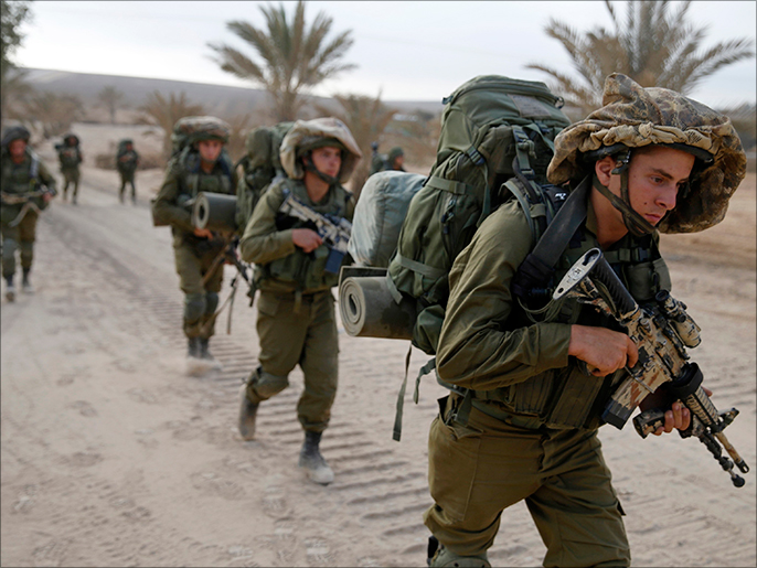 ‪جنود الاحتلال اتهموا مرارا باستخدامهم المدنيين الفلسطينيين دروعا بشرية‬ (رويترز)