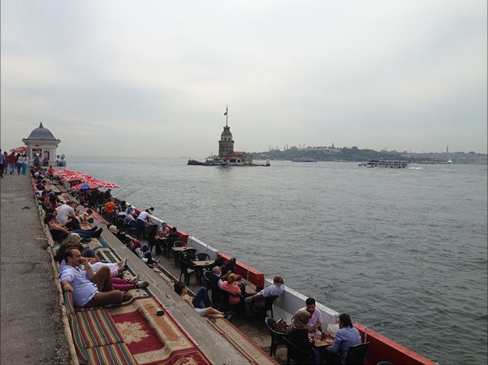 سياح أمام المطعم العائم كيز كوالاسي في إسطنبول 2