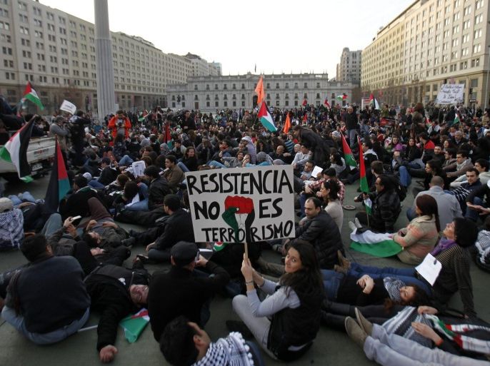 Demonstrators take part in a protest of members of the Palestinian community against Israeli attacks in the Gaza Strip, in Santiago de Chile, Chile, 02 August 2014. Hundreds of people participated in the rally condemning the Israeli military operations in Gaza. Banner reading 'Resistance is not terrorism.'