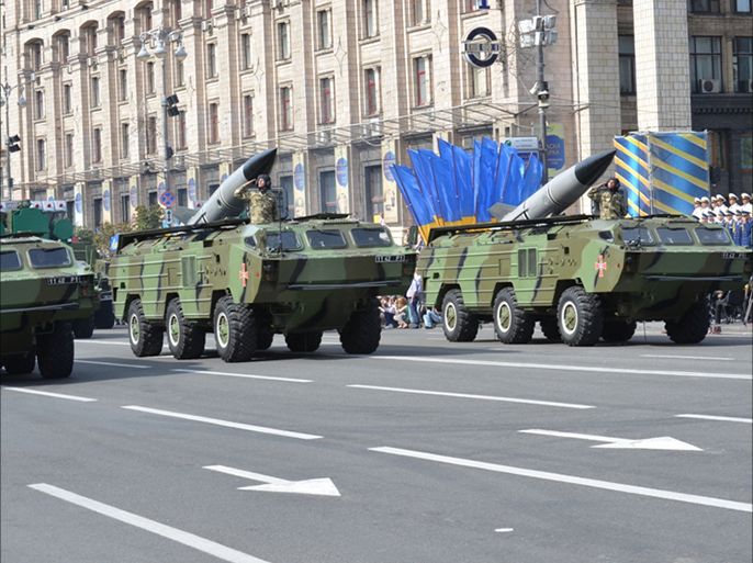 جانب من الآليات والأسلحة التي استعرضتها أوكرانيا اليوم.jpg