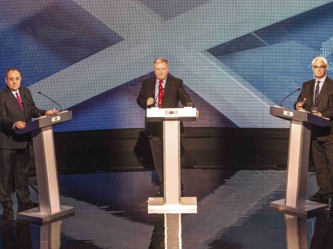 Alex Salmond (L), leader of the pro-independence Scottish National Party, and Alistair Darling, head of the "Better Together" anti-independence campaign, take part in a television debate with host Bernard Ponsonby (C) in Glasgow August 5, 2014. Supporters of Scottish independence are hoping leader Salmond's performance in a U.S.-style television debate on Tuesday can boost their campaign, which is lagging in opinion polls with only just over six weeks to go before a referendum. MANDATORY CREDIT REUTERS/Peter Devlin/STV/Handout via Reuters (BRITAIN - Tags: POLITICS ELECTIONS) ATTENTION EDITORS - THIS IMAGE WAS PROVIDED BY A THIRD PARTY. NO SALES. NO ARCHIVES. THIS PICTURE WAS PROCESSED BY REUTERS TO ENHANCE QUALITY. AN UNPROCESSED VERSION WILL BE PROVIDED SEPARATELY. MANDATORY CREDIT