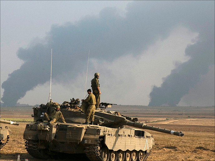 إسرائيل قالت إنها ستبدأ نقل دبابات ومدرعات من جنوبها إلى شمالها (رويترز)