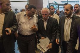 Head of the Palestinian delegation Azzam al-Ahmed (C) and Hamas deputy leader Musa Abu Marzuk (R) arrive upon at the hotel after a meeting with Egyptians seniors intelligence in Cairo on August 13, 2014. Egyptian mediators raced to bridge gaps between Palestinians and Israelis as they struggled to secure a lasting Gaza truce ahead of the midnight expiry of a three-day ceasefire, an official said. AFP PHOTO / KHALED DESOUKI