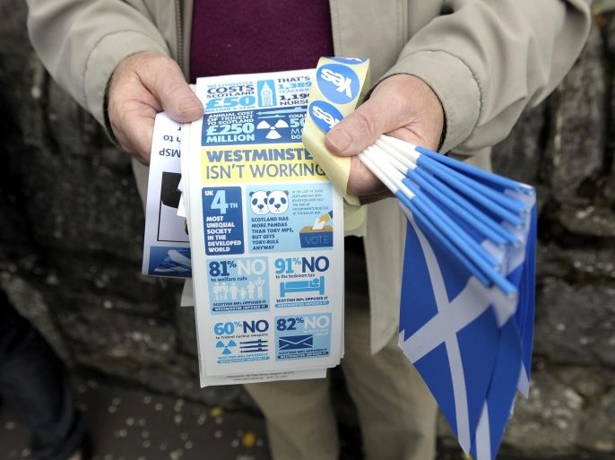 Pr-independence goodies are distributed by supporters outside the Birnam Highland Games in Perthshire, Scotland, on August 30, 2014. Support for Scottish independence is increasing three weeks ahead of a referendum, a poll published on August 29 showed, amid attempts by British Prime Minister David Cameron to make the business case for retaining the union. AFP PHOTO/ANDY BUCHANAN