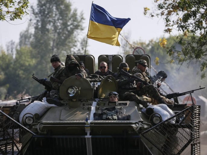 ‪عربة مدرعة أوكرانية تجوب منطقة قرب مدينة كرماتورسك شرقي البلاد‬ (رويترز)