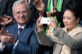 زوجة الرئيس الصيني تستخدم هاتفها صيني الصنع خلال زيارتها إلى ألمانيا AP