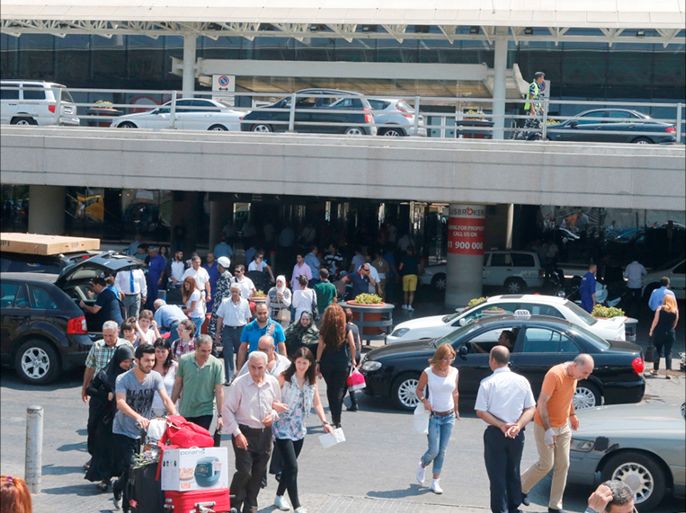 لبنان بيروت السياسات الاقتصادية للحكومات اللبنانية تنعكس سلبا على معدلات البطالة وهجرة الشباب من مطار بيروت يوليو 2014