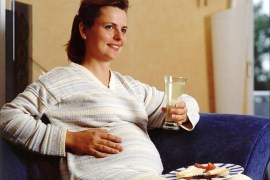 تناول الحامل لثلاث وجبات رئيسية ووجبتين خفيفتين على مدار اليوم يحول دون حدوث تقلبات بنسبة السكر بالدم، ومن ثم الوقاية من الجوع الشديد.