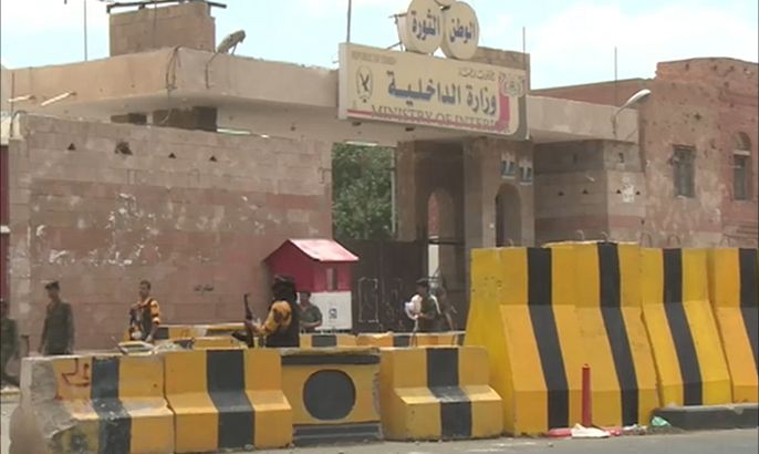 قوات الأمن اليمنية تعزز انتشارها أمام وزارة الداخلية