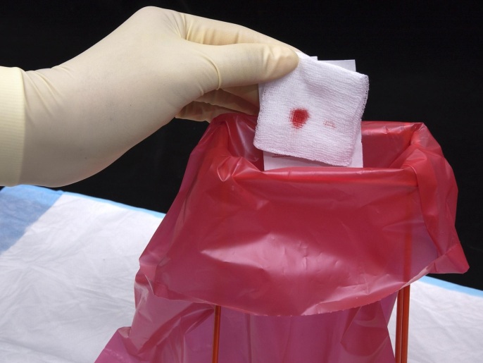 التعامل مع مخلفات مرضى إيبولا يتطلب احتياطات (رويترز)