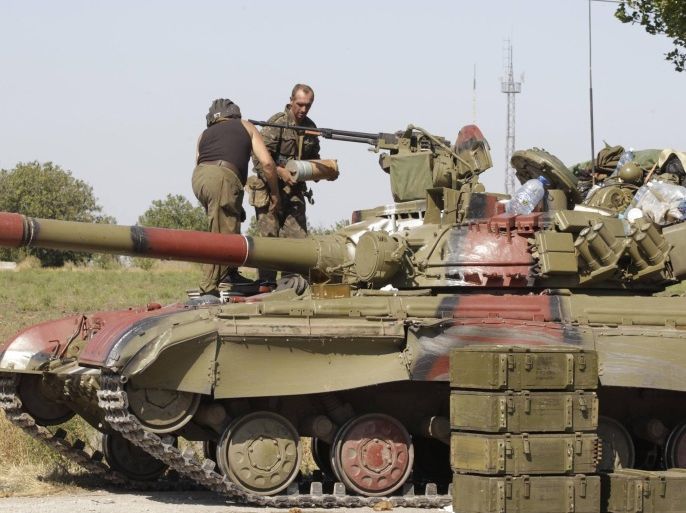 Ukrainian servicemen load shells into a tank at a check point in the southern coastal town of Mariupol September 5, 2014. Ukrainian forces battling pro-Russian separatists near the port of Mariupol in eastern Ukraine have not received any ceasefire orders, a Ukrainian officer told Reuters on Friday, despite the start of peace talks in Minsk. REUTERS/Vasily Fedosenko (UKRAINE - Tags: MILITARY POLITICS CIVIL UNREST CONFLICT)