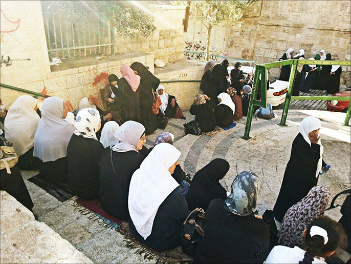 سلطات الاحتلال تطارد النساء الفلسطينيات وتمنعهن من دخول المسجد الأقصى (الجزيرة)