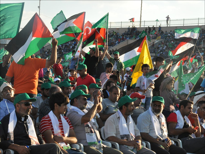 المشاركون يلوحون بأعلام فلسطين ودول الربيع العربي في المهرجان