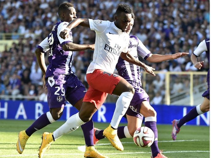 Paris Saint-Germain's Cameroonian midfielder Jean-Christophe Bahebeck vies with Toulouse's Romanian defender Dragos Grigore and Toulouse's Swiss defender Jacques François Moubandje (L) during the French L1 football match between Toulouse and Paris-Saint-Germain (PSG) on September 27, 2014 at the Municipal Stadium in Toulouse. AFP PHOTO / PASCAL PAVANI