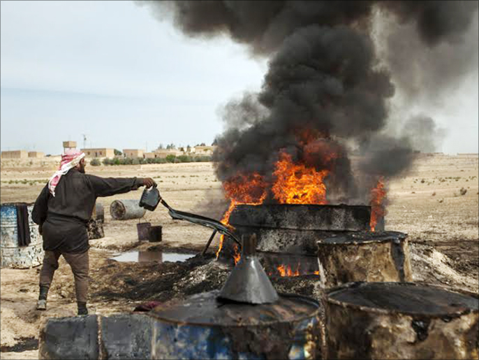يقوم المسلحون بعمليات تكرير النفط بطرق بدائية (الجزيرة-الشبكة السورية لحقوق الإنسان)
