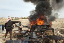 تكرير النفط بطرق بدائية في سوريا - الجزيرة / الشبكة السورية لحقوق الإنسان - ( بناء على طلب السيد محمد طارق)