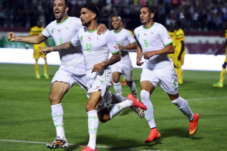 Carl Medjani (C) of Algeria and teammates celebrate after Medjani scored the only goal of the game five minutes before the end of their Coupe D`Afrique Des Nations qualifying match against Mali on September 10, 2014 in Blida, Algérie. AFP PHOTO / Farouk BATICHE