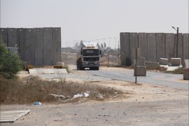 شاحنة فلسطينية قادمة من معبر كرم أبو سالم باتجاه غزة