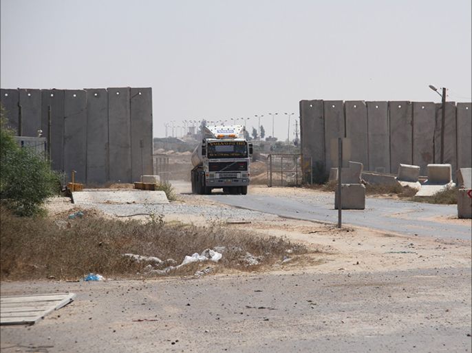 شاحنة فلسطينية قادمة من معبر كرم أبو سالم باتجاه غزة
