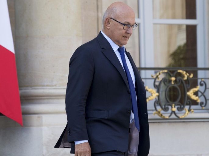 French Finance minister Michel Sapin leaves the Elysee Palace following the weekly cabinet meeting in Paris September 10, 2014. French Finance Minister Michel Sapin announced on Wednesday that France will need until 2017 to bring its public deficit down to three percent of output, breaking its promise to EU partners to reach that goal by 2015. REUTERS/Philippe Wojazer (FRANCE - Tags: POLITICS BUSINESS)