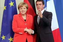 epa04412031 German Chancellor Angela Merkel (L) and French Prime Minister Manuel Valls (R) shake hands after their meeting in the Chancellery in Berlin, Germany, 22 September 2014. EPA/WOLFGANG KUMM