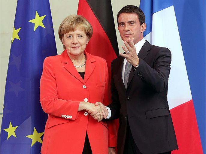 epa04412031 German Chancellor Angela Merkel (L) and French Prime Minister Manuel Valls (R) shake hands after their meeting in the Chancellery in Berlin, Germany, 22 September 2014. EPA/WOLFGANG KUMM