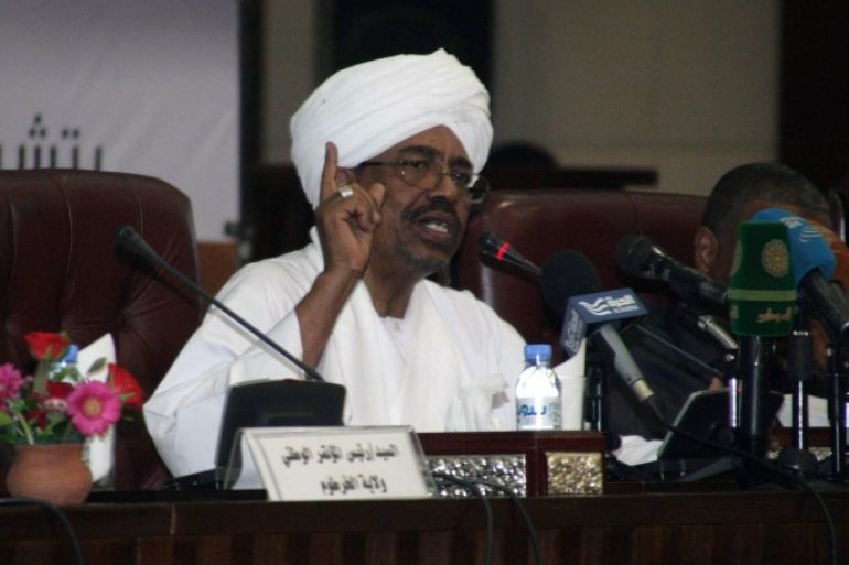 Sudanese President Omar al-Bashir speaks during a convention at the National Congress Party headquarters in Khartoum on September 27, 2014. AFP PHOTO/EBRAHIM HAMID