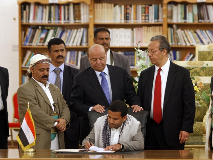 ‪من بنود الاتفاق الموقع بين الرئاسة اليمنية والحوثيين خفض أسعار الوقود‬ (رويترز)
