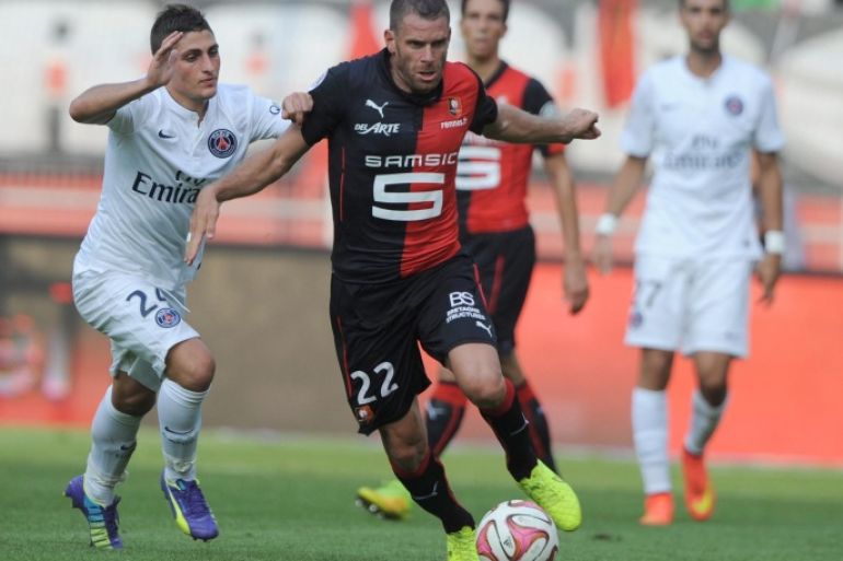 Paris' Italian midfielder Marco Verratti (L) vies for the ball with Rennes' French defender Sylvain Armand (C) during the French L1 football match between Stade Rennais FC and Paris Saint-Germain (PSG), on September 13, 2014, at the Route de Lorient Stadium, in Rennes, western France. AFP PHOTO / JEAN-FRANCOIS MONIER