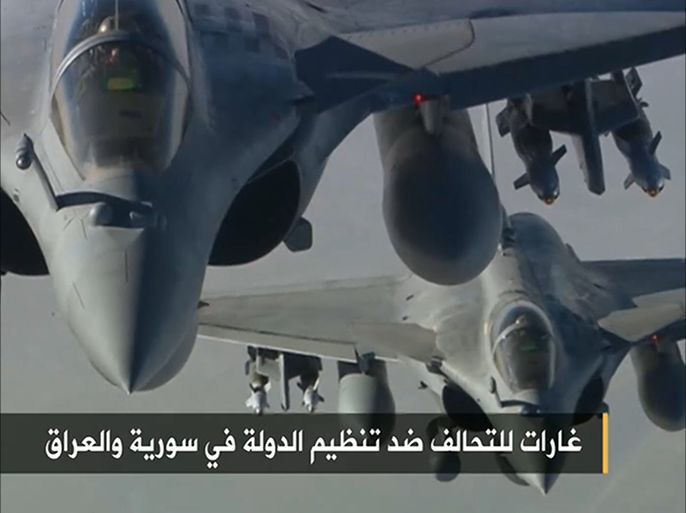 قصف جوي لقوات التحالف بمشاركة طائرات عربية على مصاف نفطية لتنظيم الدولة في سورية ومواقع عسكرية له في العراق.