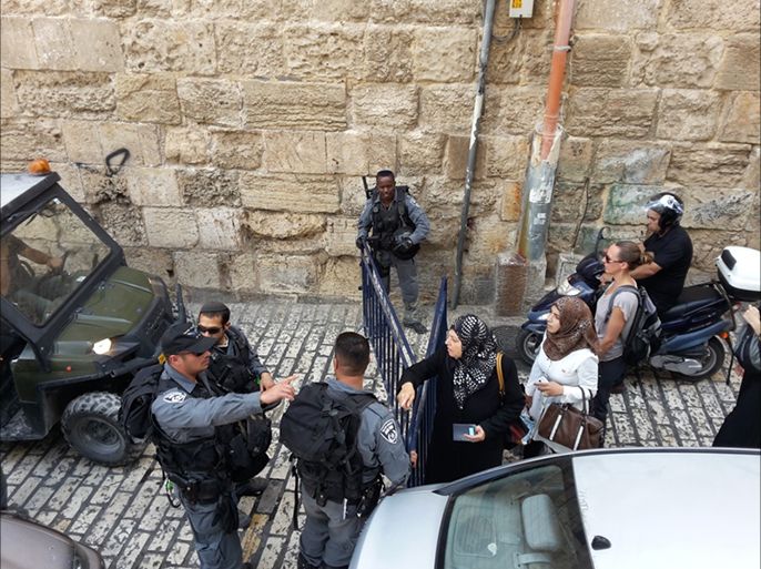 قوات الاحتلال تستنفر بشهر سبتمبر-أيلول وتنشر الحواجز العسكرية بالبلدة القديمة والطرقات المؤدية للمسجد الأقصى لمنع النساء الفلسطينيات الوصول إليه.