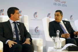 Tunisia's Prime Minister Mehdi Jomaa (R) speaks with his French counterpart Manuel Valls during "Invest in Tunisia, Start-up Democracy" international conference in Tunis September 8, 2014. REUTERS/Zoubeir Souissi (TUNISIA - Tags: BUSINESS POLITICS)
