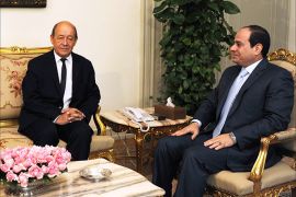 Egyptian President Abdel Fattah al-Sisi (R) meets with French Defence Minister Jean-Yves Le Drian (C) and his Egyptian counterpart General Sedki Sobhi (L) on September 16, 2014 in the capital Cairo. The "terrorist threat" in Libya must be addressed alongside the dangers of jihadists in Iraq and Syria at the upcoming UN General Assembly meeting, Le Drian said in Cairo. AFP PHOTO/HO/ EGYPTIAN PRESIDENCY