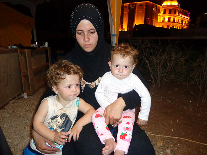 ‪زوجة الأسير مقبل تركت بيتها وحملت طفليها وانضمت لخيمة الاعتصام‬ (الجزيرة)