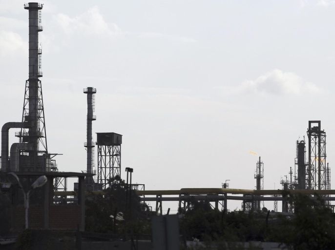A refinery is pictured at a branch of petroleum company Petrojet in the Mediterranean city of Alexandria, 230 km (143 miles) north of Cairo, October 18, 2013. Egypt is preparing to print 5 million smart cards as part of a programme to reduce costly energy subsidies and will distribute them over the next three months, Finance Minister Ahmed Galal said early this month. REUTERS/Amr Abdallah Dalsh (EGYPT - Tags: BUSINESS ENERGY)