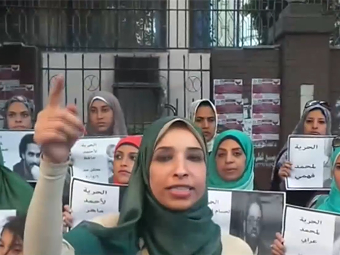 ‪من الوقفة النسائية المطالبة بالإفراج عن معتقلي الرأي يوم أمس‬ (الجزيرة)